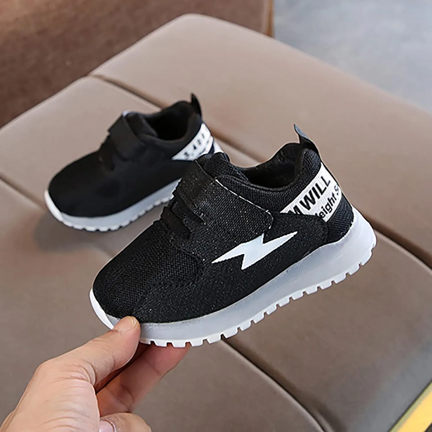 Sneakers for Girls Boys LED Light Up Shiny Running Sneakers Breathable Mesh Lightweight Comfortable Sole Walking Shoes