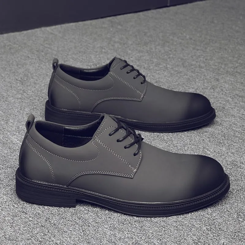 Sophisticated Gradual Change Men's Wingtip Brogues for Special Occasions - Perforated Leather Dress Shoes with Leather Outsole